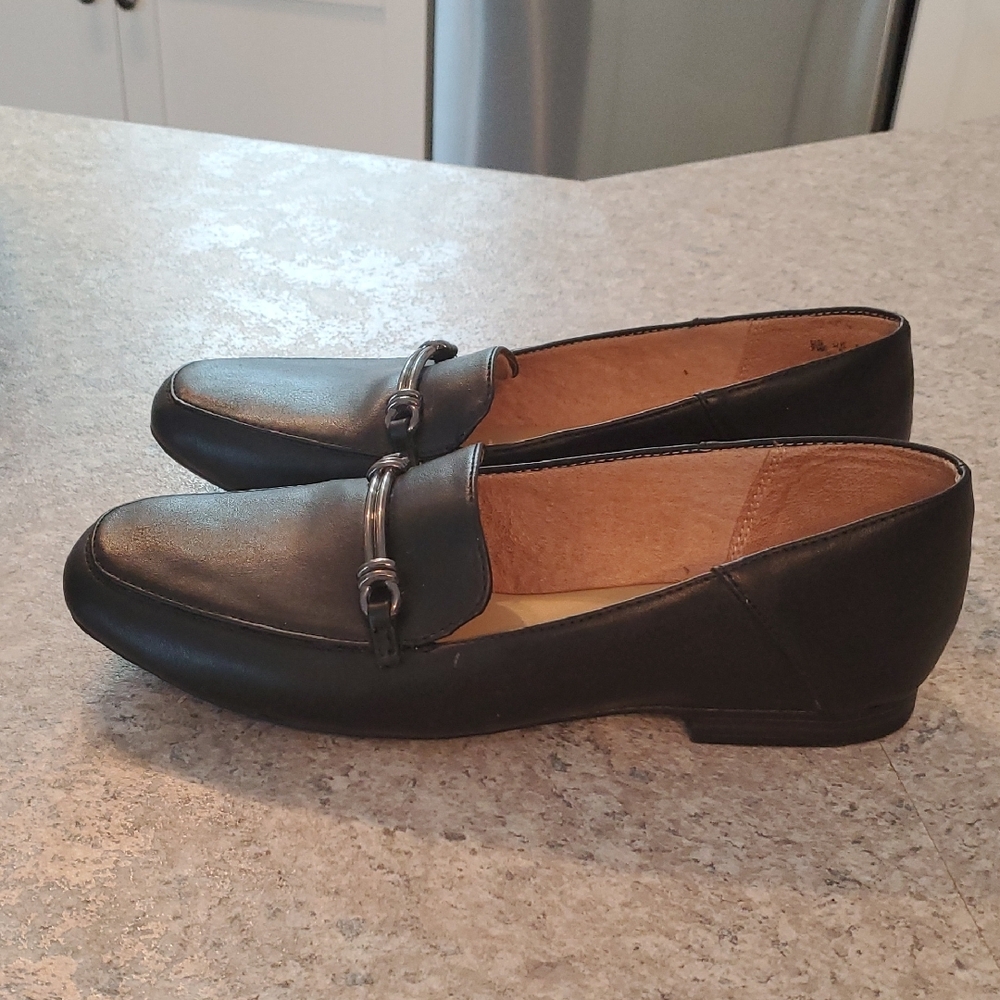 Naturalizer Black Leather Loafers with Low Heel